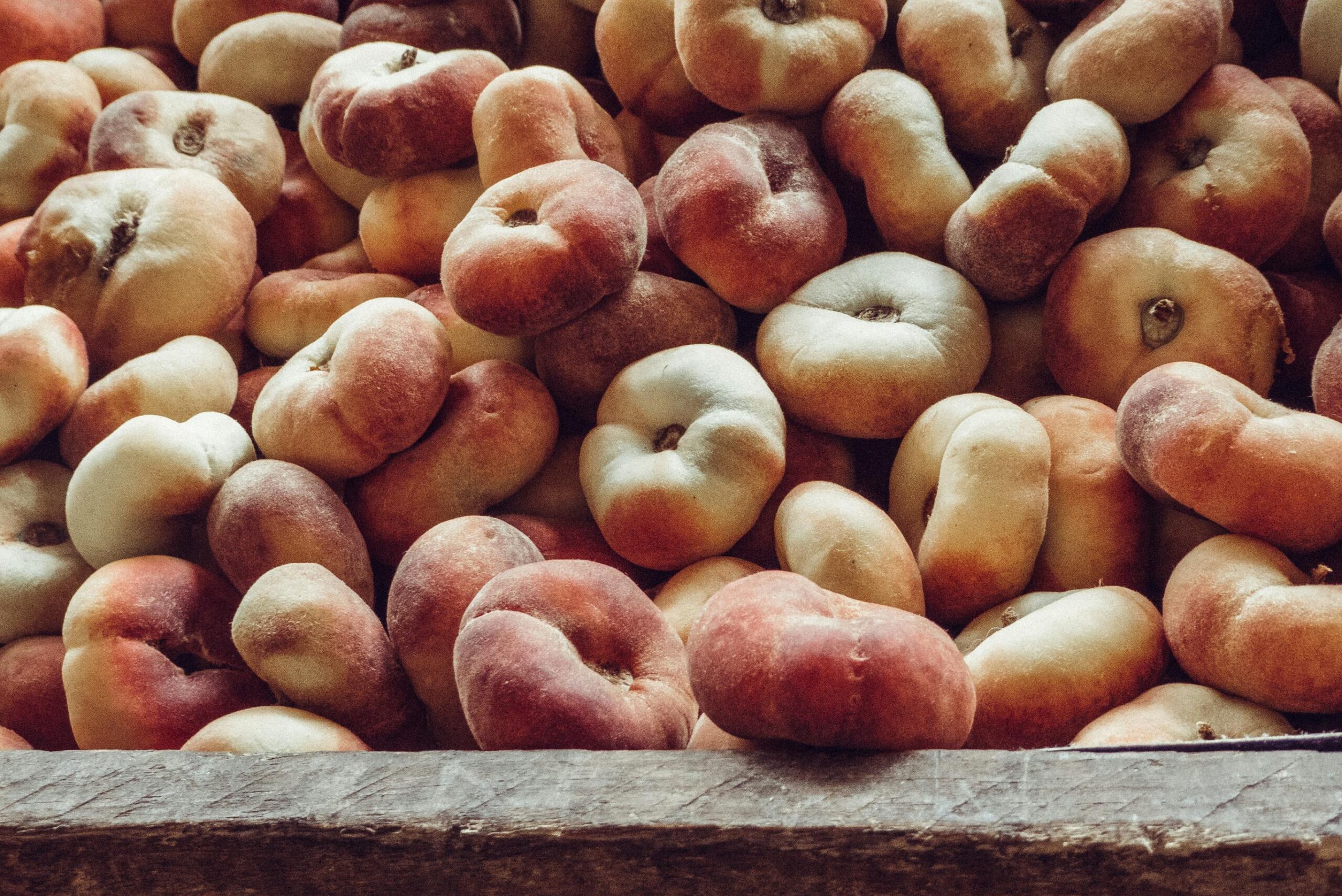 Braune Und Beige Runde Früchte Auf Braunem Holzbrett