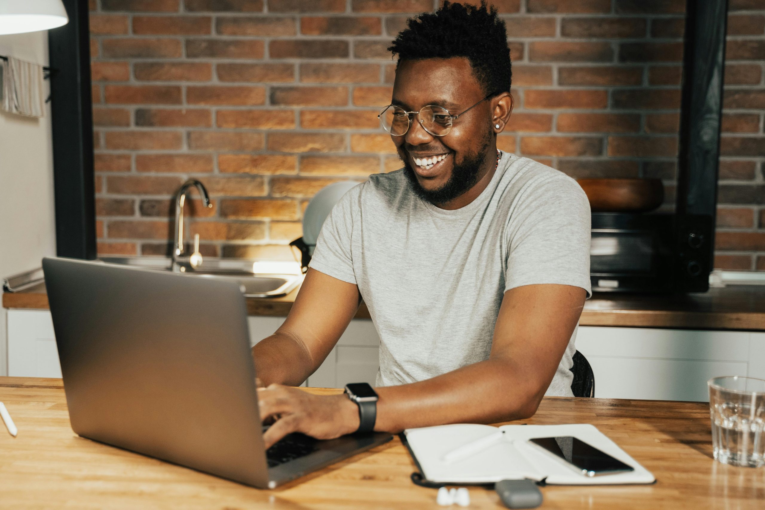 Kostenloses Stock Foto zu #indoor, afroamerikaner, afroamerikanischer mann