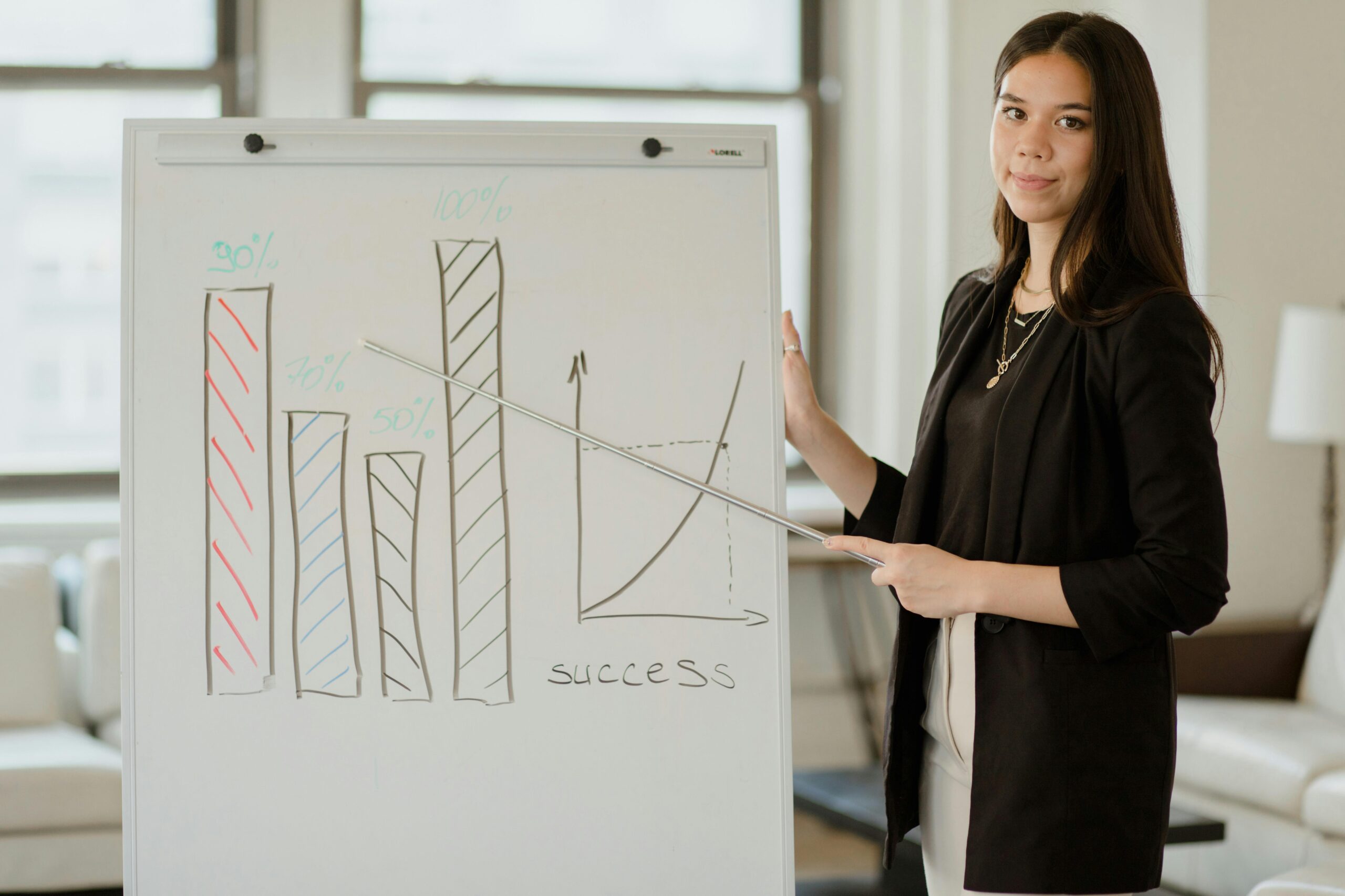 Kostenloses Stock Foto zu büro, festhalten, frau